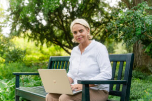 Karen Sonnenberger am Laptop